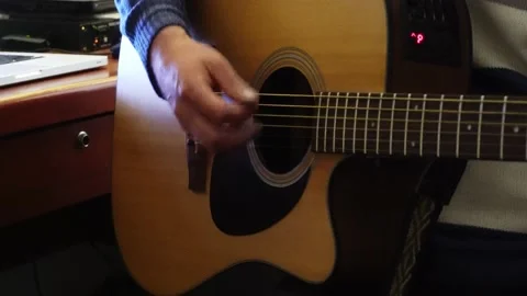 Close-up of a musician's hands playing an electro-acoustic guitar in his room 库存影片 164618110