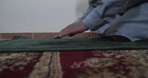 Close up on a Muslim man bowing down praying Stock Footage 154657694