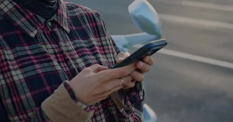 Close-Up Of Muslim Person Using Smartphone By Roadside... 库存影片 332510073