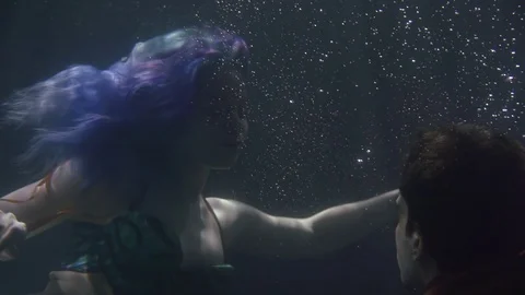 Close-up of a mysterious aqua creature finding alive man underwater. 스톡 동영상 105214528