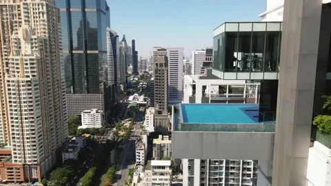 Close up of Nara 9 Condo Complex infinity pool overlooking the Sathorn district Stock Footage 308212505