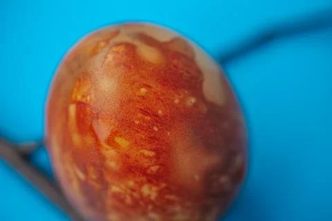 Close-up of a naturally dyed Easter egg with a rich marbled texture. Foto stock