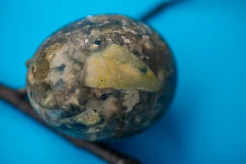 Close-up of naturally dyed Easter eggs with an earthy marble. Stockfoto's