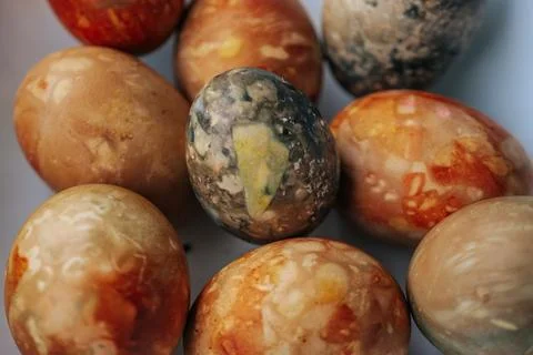 A close-up of naturally dyed Easter eggs with marbled, organic. 스톡 사진