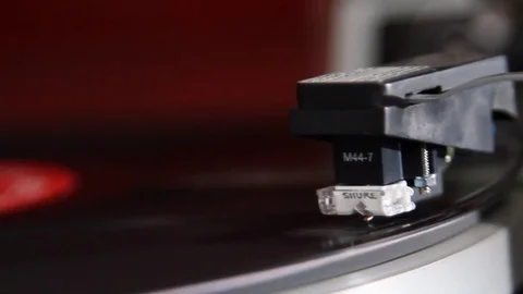 Close up of Needle and Record Player spinning 库存影片 84701857