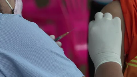 Close up needle syringe inject vacine drug on hand Vídeos de archivo 238543065