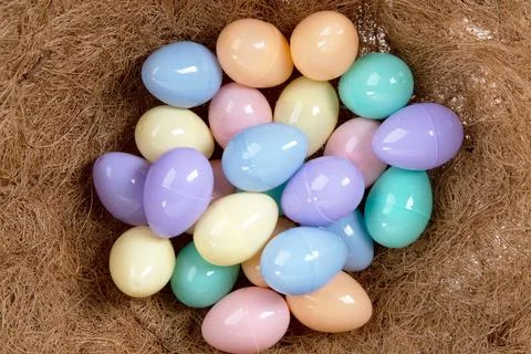 Close up nest of plastic shiny easter eggs Foto stock