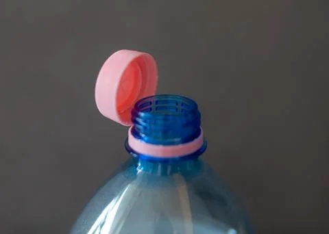 Close up of new cap attached to plastic bottle. Foto stock