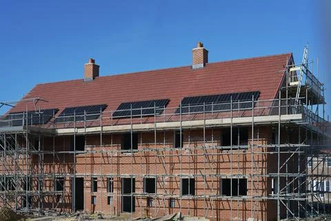Close Up Of New Housing Development Including Solar Energy Panels On Roof Foto stock