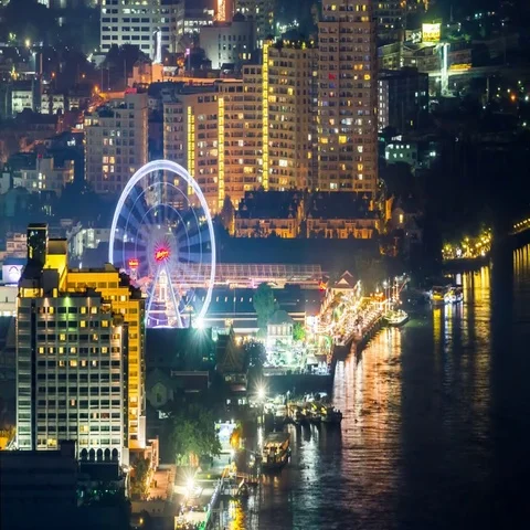 Close-up night timelapse of ferris wheel with river in Bangkok city, Thailand Vidéo 69550472