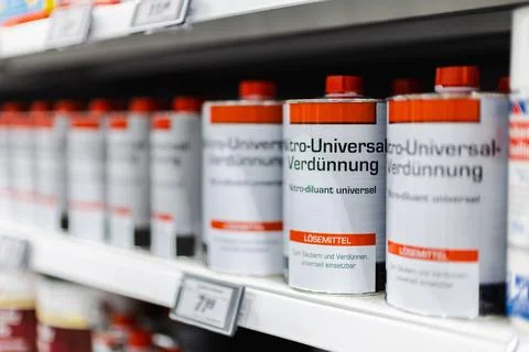 Close-Up of Nitro Universal Thinner Cans on Hardware Store Shelf Stock-Fotos