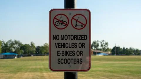 Close-Up of No Motorized Vehicles Sign at Park 库存照片