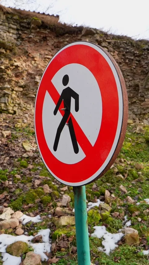 Close-up of a no walking sign in front of crumbling stone ruins, capturing Vidéo 333655242