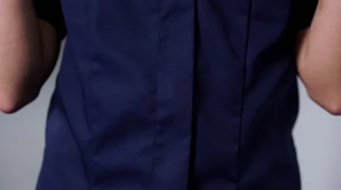 Close up nurse putting her hospital pass on Vídeos de archivo 59087338