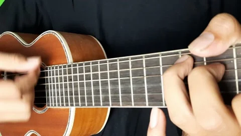 Close Up Nylon String Mini Acoustik Guitar On Green String. Vídeo Stock 167425225