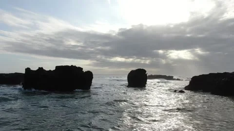 Close to Ocean cliffs cloudy sun  Vidéo 303639019