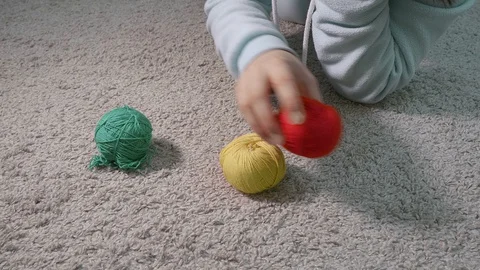 Close up od woman's hands playing with colourful balls of yarn. Coing crazy Video stock 129141114