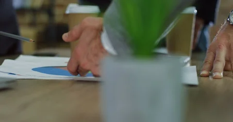 Close up of the office workers discussing something round the table with Vidéo 95656029