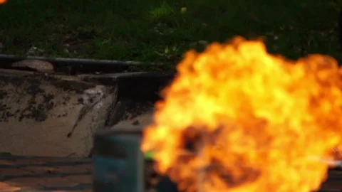 Close-up: The officer is practicing fire  Vidéo 116942547