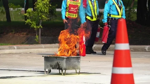 Close-up: The officer is practicing fire  Vidéo 116942696