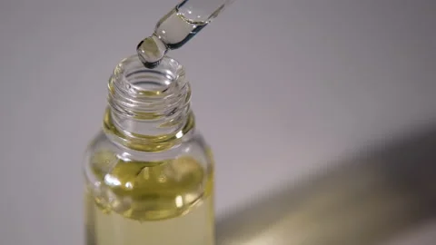 Close up oil drops falling from the pipette Video stock 151899685