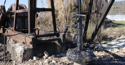 Close up of an oil pump working in a field Stock-Footage 169482957