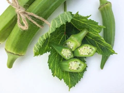 Close up okra slice in leaf and okra fruit on white background. Foto stock