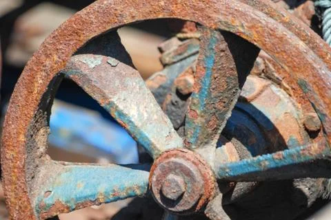 Close up of Old and rusty iron pulley. Foto stock