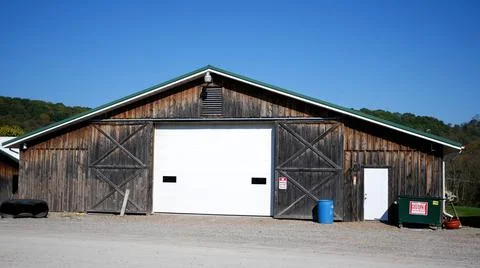 Close Up of Old Barn or Warehouse in Country Setting - Hangar Storage Building Fotos de archivo