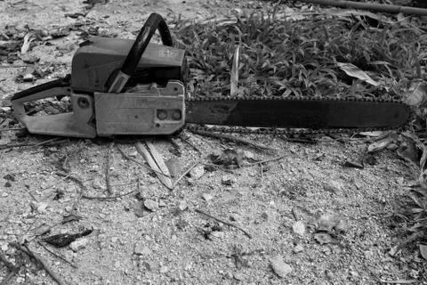 Close up old chainsaw tool used for cutting wood Foto stock