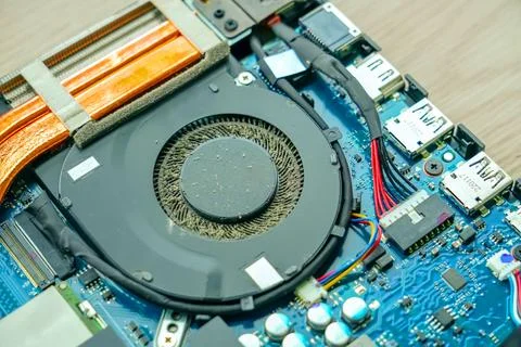 Close up old disassembled laptop after cleaning the cooler system, Reviving.. Foto stock
