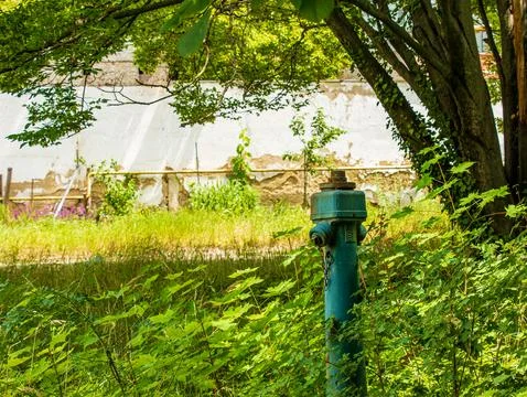 Close-up of an old-fashioned fire hydrant. An old fire hydrant next to the .. Foto stock