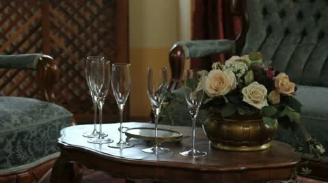 Close up of an old fashioned table in a restaurant with a bouquet and glassos Video stock 27858748