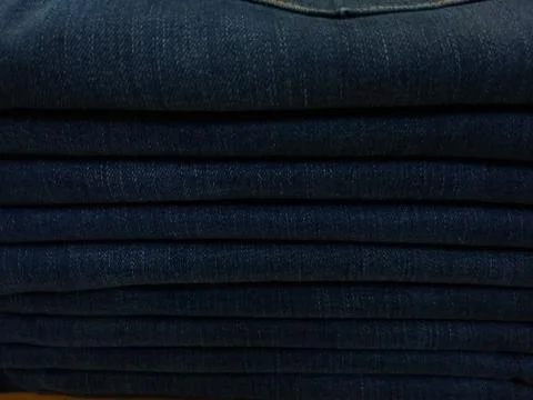 Close-up old Jeans trousers stack background texture. Foto stock