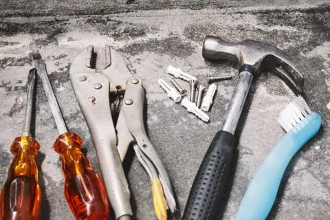 Close-up old joinery tools, Hammer, wrench, plastic anchors and screw drivers Stock-Fotos