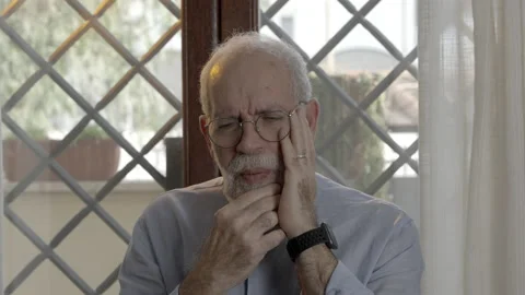 Close Up of old man having Toothache at home. Vídeos de archivo 230884948