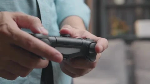 Close-up of an old man's hand with the joystick of a gaming console. Elderly man Vídeos de archivo 334653592