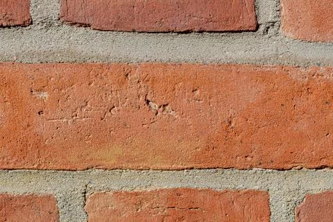 Close-up of old red brick wall with rough texture and mortar joints Foto stock