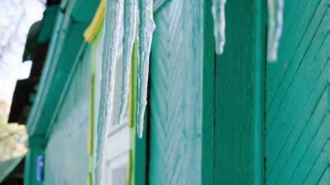 Close-up of an old Russian house. Icicles hanging from roof of a building. 4K 库存影片 132395846