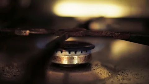 Close up old rusty dirty gas oven top burner stove fire starting 스톡 동영상 94820947
