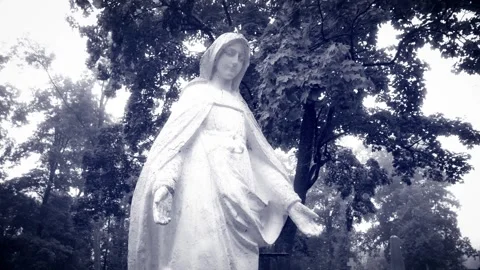 Close-up of an old st mary statue at 19th century bernardine cemetery Stockbeeldmateriaal 346187816