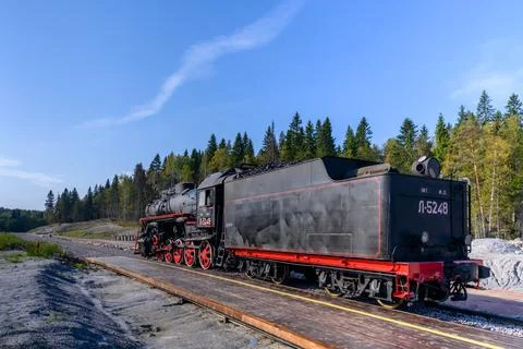 Close-up of a old steam Soviet L-series steam locomotive L-5248 on a turnta.. Foto stock