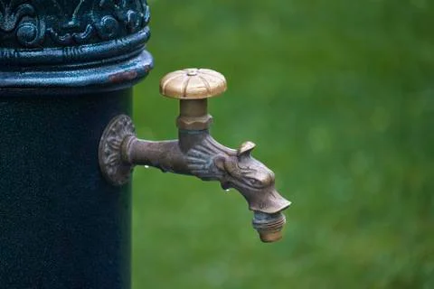 Close-up of old-style column with drinking water in public park, selective fo Foto stock