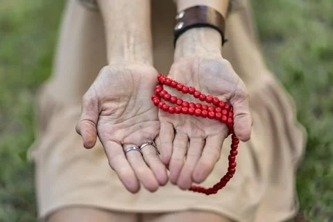 Close-up of opened woman's hands showing a japa mala Foto stock