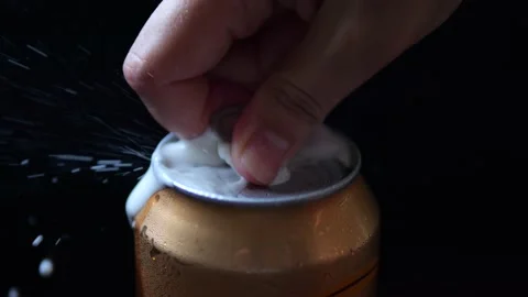 Close up of opening a can of beer. Vídeos de archivo 237236292