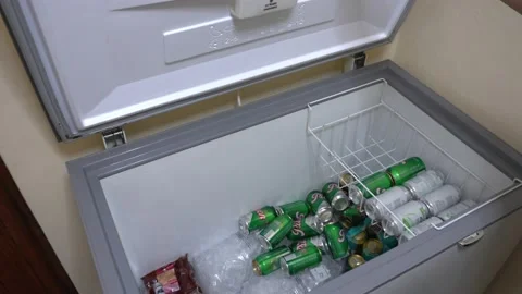 Close-up opening a Coldex chest freezer with many cans of Pilsen beer, ice and 库存影片 170013017