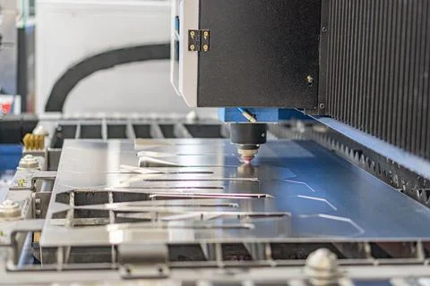 Close-up of operating robotic arm over conveyor belt in industrial setting, l Stockfoto's