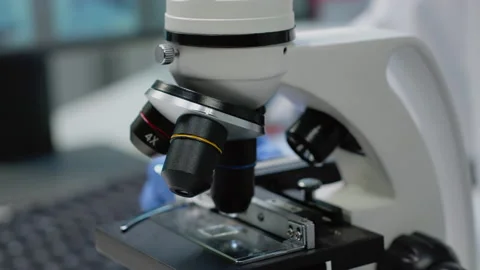 Close up of optical lens from microscope in science laboratory Vidéo 157591341