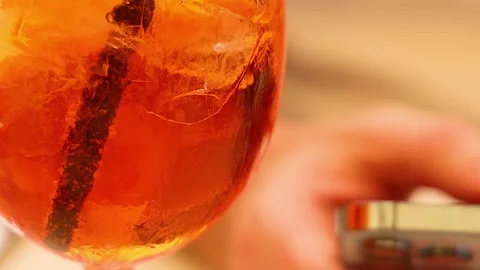 Close-Up of Orange Drink with Smartphone Vídeo Stock 309983931