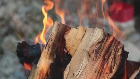 Close-up of orange flames flickering around split firewood with charred edg.. Stock-Footage 347551845